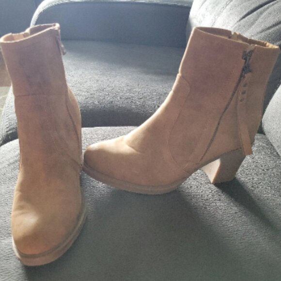 Shoes - Womens size 9 heeled boots